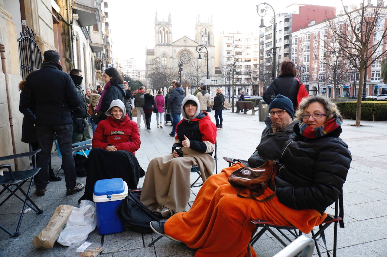 Fotos: Colas interminables para asegurarse un sitio en el concurso de charangas de Gijón