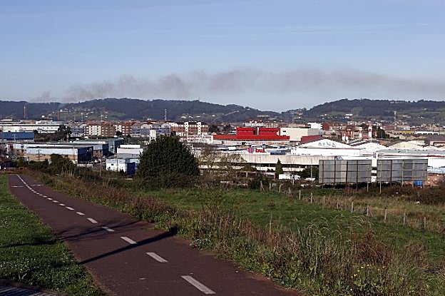 Rastro de humo procedente de las chimeneas de Arcelor, ayer por la mañana, visto desde la zona de Les Maravilles, en Tremañes. 