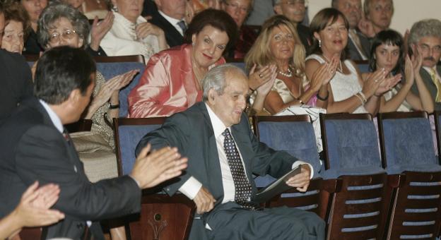 Acto de entrega de las Medallas de Asturias en 2006, en el que el exministro Fernándo Morán, en el centro, recibió la Medalla de Oro. 