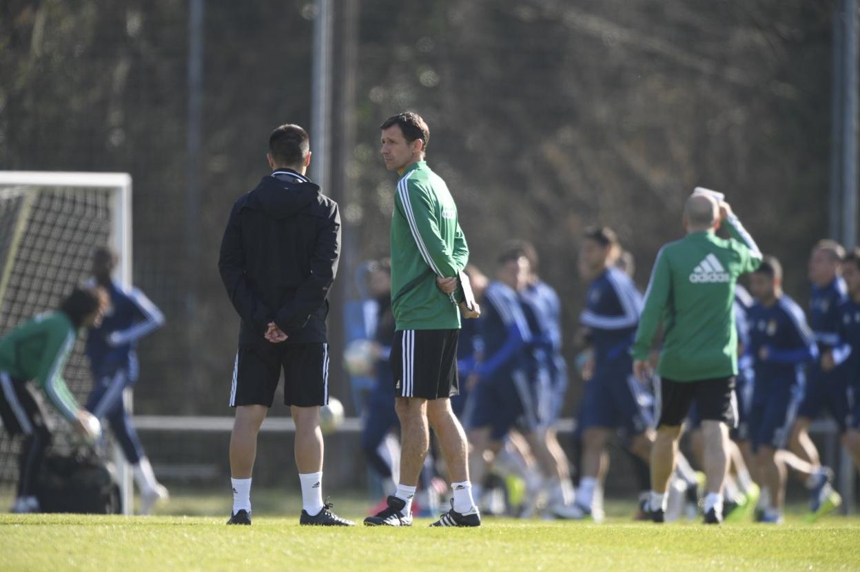 'Cuco' Ziganda dirigió por la mañana su primera sesión como nuevo técnico del Oviedo. Llegó a El Requexón junto a César Martín, saludó a técnicos y trabajadores, y se vistió de corto.