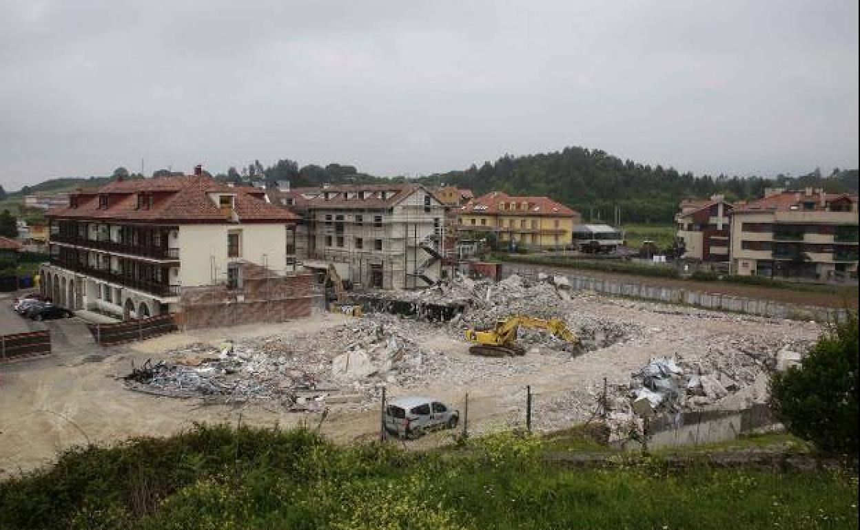 Las máquinas derriban la ampliación ilegal del hotel Kaype, en la localidad llanisca de Barro, en mayo de 2017. / NEL ACEBAL