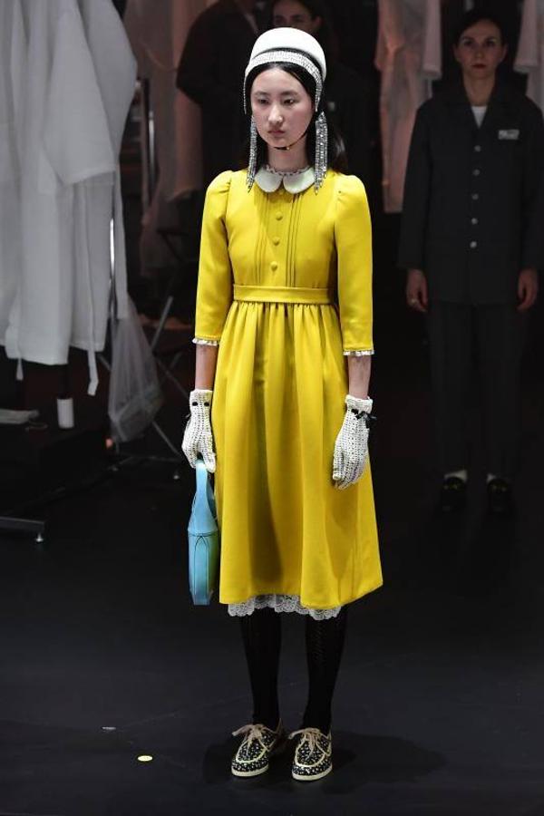 La Semana de la Moda de Milán ha arrancado con uno de los desfiles más espectaculares. Gucci ha sorprendido esta vez con un escenario giratorio, en el que las modelos han pasado a convertirse en maniquíes y en el que también se ha podido apreciar el trabajo de los estilistas y maquilladores que siempre hay detrás de las pasarelas. Una de las colecciones de otoño/invierno más esperadas, que no ha dejado indiferente a nadie. 