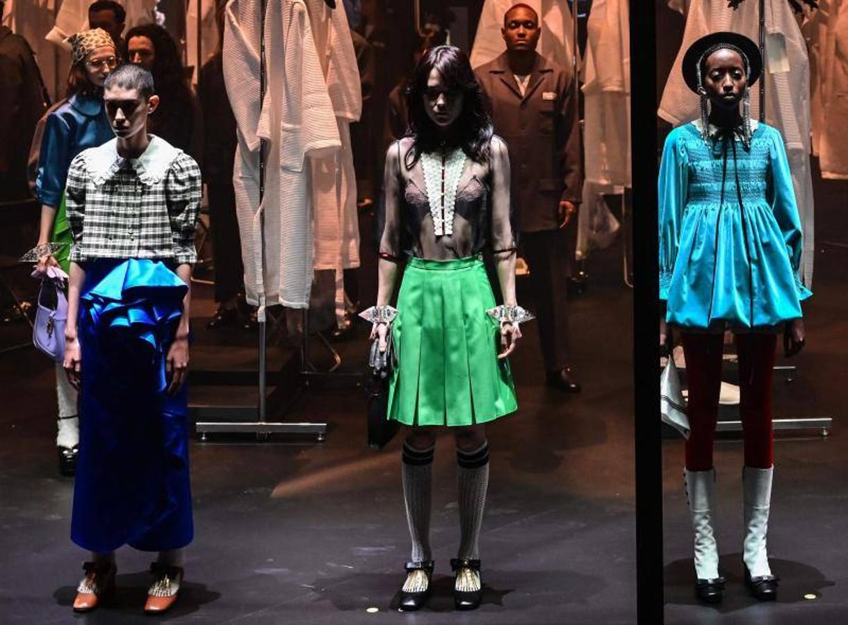 La Semana de la Moda de Milán ha arrancado con uno de los desfiles más espectaculares. Gucci ha sorprendido esta vez con un escenario giratorio, en el que las modelos han pasado a convertirse en maniquíes y en el que también se ha podido apreciar el trabajo de los estilistas y maquilladores que siempre hay detrás de las pasarelas. Una de las colecciones de otoño/invierno más esperadas, que no ha dejado indiferente a nadie. 