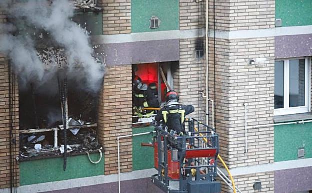 Un cigarro causa un importante incendio en una vivienda en Gijón que deja una persona herida