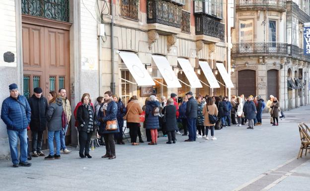 Colas en Begoña para conseguir localidades para el concurso de charangas. 