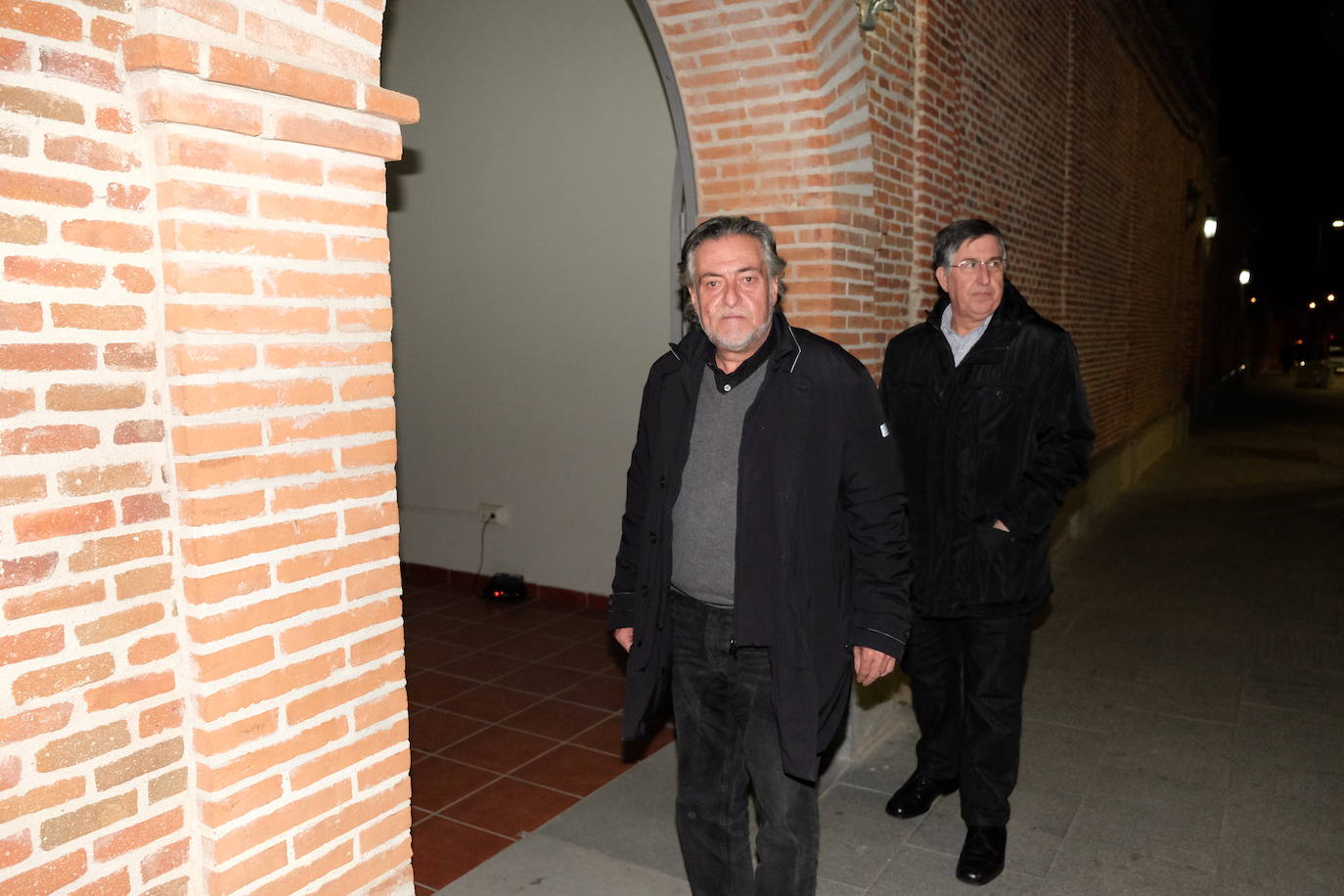 Personalidades como el expresidente del Gobierno Felipe González y el ministro de Agricultura, Luis Planas, y rostros conocidos de la política y la sociedad asturiana como la alcaldesa de Avilés, Mariví Monteserín, y el padre Ángel, arroparon a la familia del exministro Fernando Morán en su capilla ardiente, instalada en el tanatorio de Pozuelo de Alarcón, en Madrid. 