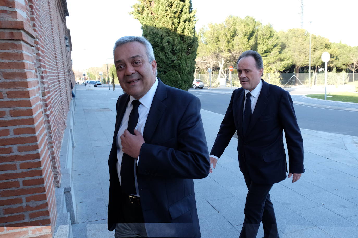 Personalidades como el expresidente del Gobierno Felipe González y el ministro de Agricultura, Luis Planas, y rostros conocidos de la política y la sociedad asturiana como la alcaldesa de Avilés, Mariví Monteserín, y el padre Ángel, arroparon a la familia del exministro Fernando Morán en su capilla ardiente, instalada en el tanatorio de Pozuelo de Alarcón, en Madrid. 