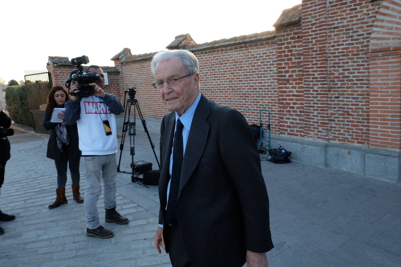 Personalidades como el expresidente del Gobierno Felipe González y el ministro de Agricultura, Luis Planas, y rostros conocidos de la política y la sociedad asturiana como la alcaldesa de Avilés, Mariví Monteserín, y el padre Ángel, arroparon a la familia del exministro Fernando Morán en su capilla ardiente, instalada en el tanatorio de Pozuelo de Alarcón, en Madrid. 
