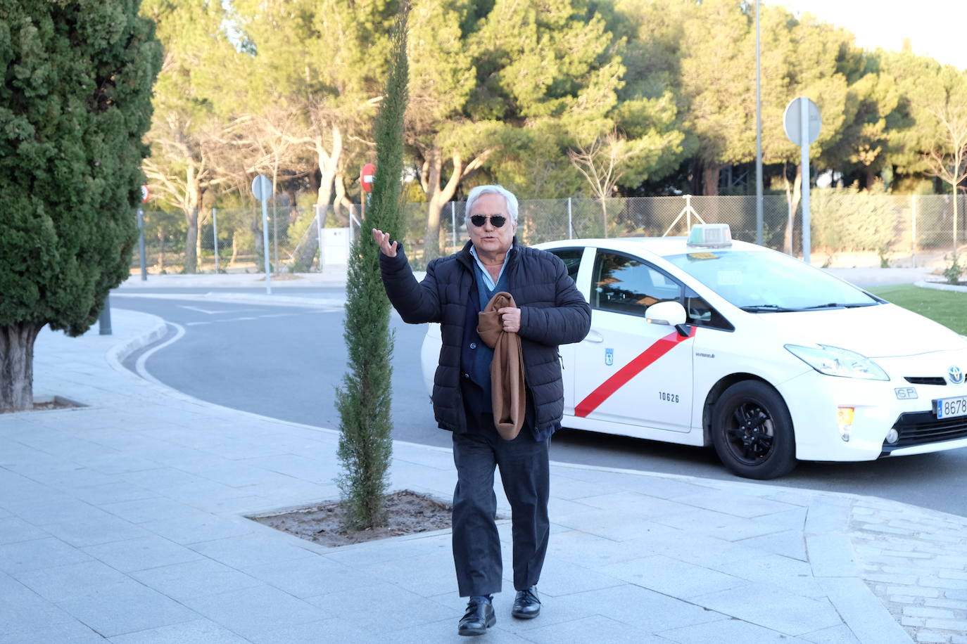 Personalidades como el expresidente del Gobierno Felipe González y el ministro de Agricultura, Luis Planas, y rostros conocidos de la política y la sociedad asturiana como la alcaldesa de Avilés, Mariví Monteserín, y el padre Ángel, arroparon a la familia del exministro Fernando Morán en su capilla ardiente, instalada en el tanatorio de Pozuelo de Alarcón, en Madrid. 