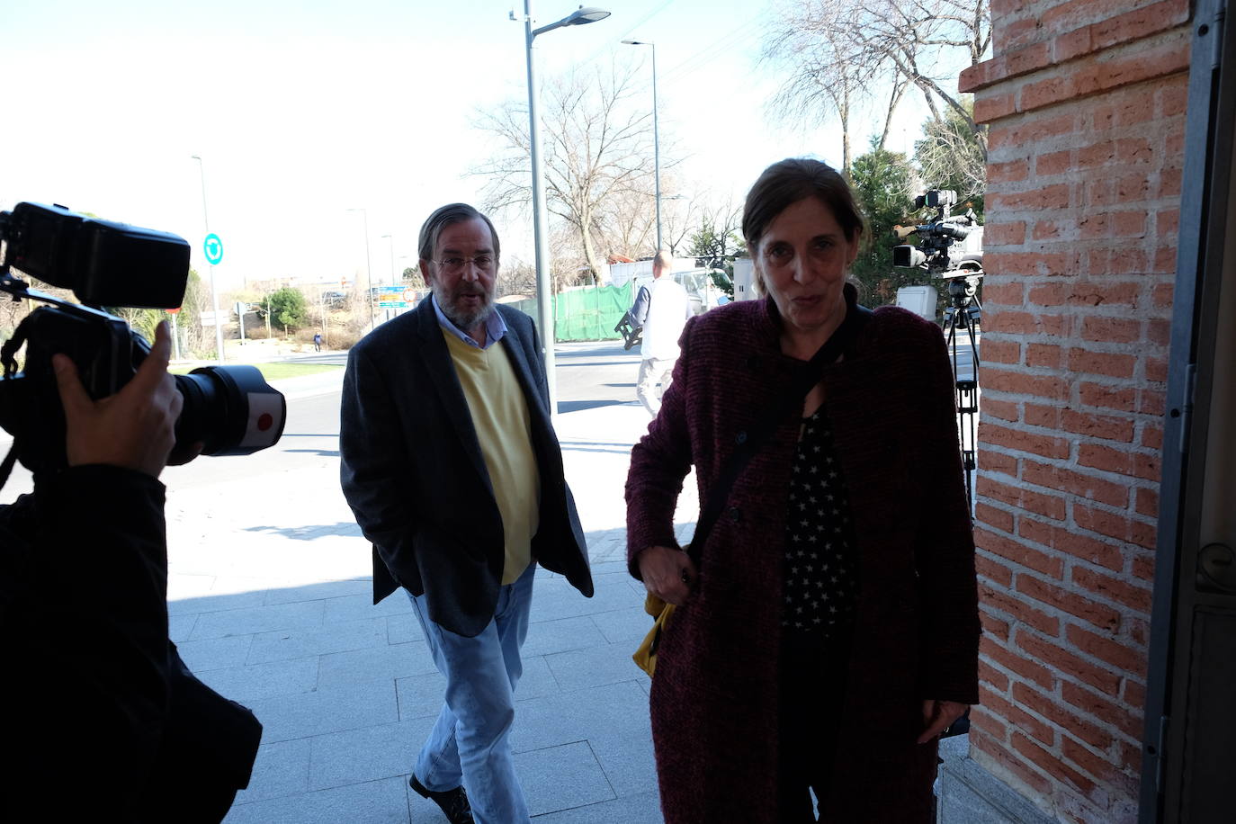 Personalidades como el expresidente del Gobierno Felipe González y el ministro de Agricultura, Luis Planas, y rostros conocidos de la política y la sociedad asturiana como la alcaldesa de Avilés, Mariví Monteserín, y el padre Ángel, arroparon a la familia del exministro Fernando Morán en su capilla ardiente, instalada en el tanatorio de Pozuelo de Alarcón, en Madrid. 