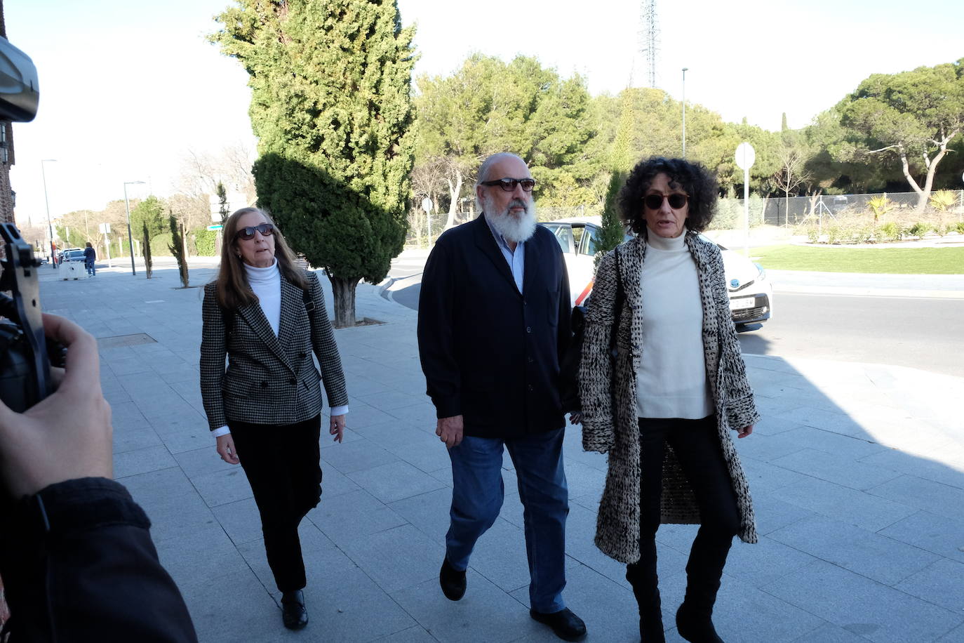 Personalidades como el expresidente del Gobierno Felipe González y el ministro de Agricultura, Luis Planas, y rostros conocidos de la política y la sociedad asturiana como la alcaldesa de Avilés, Mariví Monteserín, y el padre Ángel, arroparon a la familia del exministro Fernando Morán en su capilla ardiente, instalada en el tanatorio de Pozuelo de Alarcón, en Madrid. 