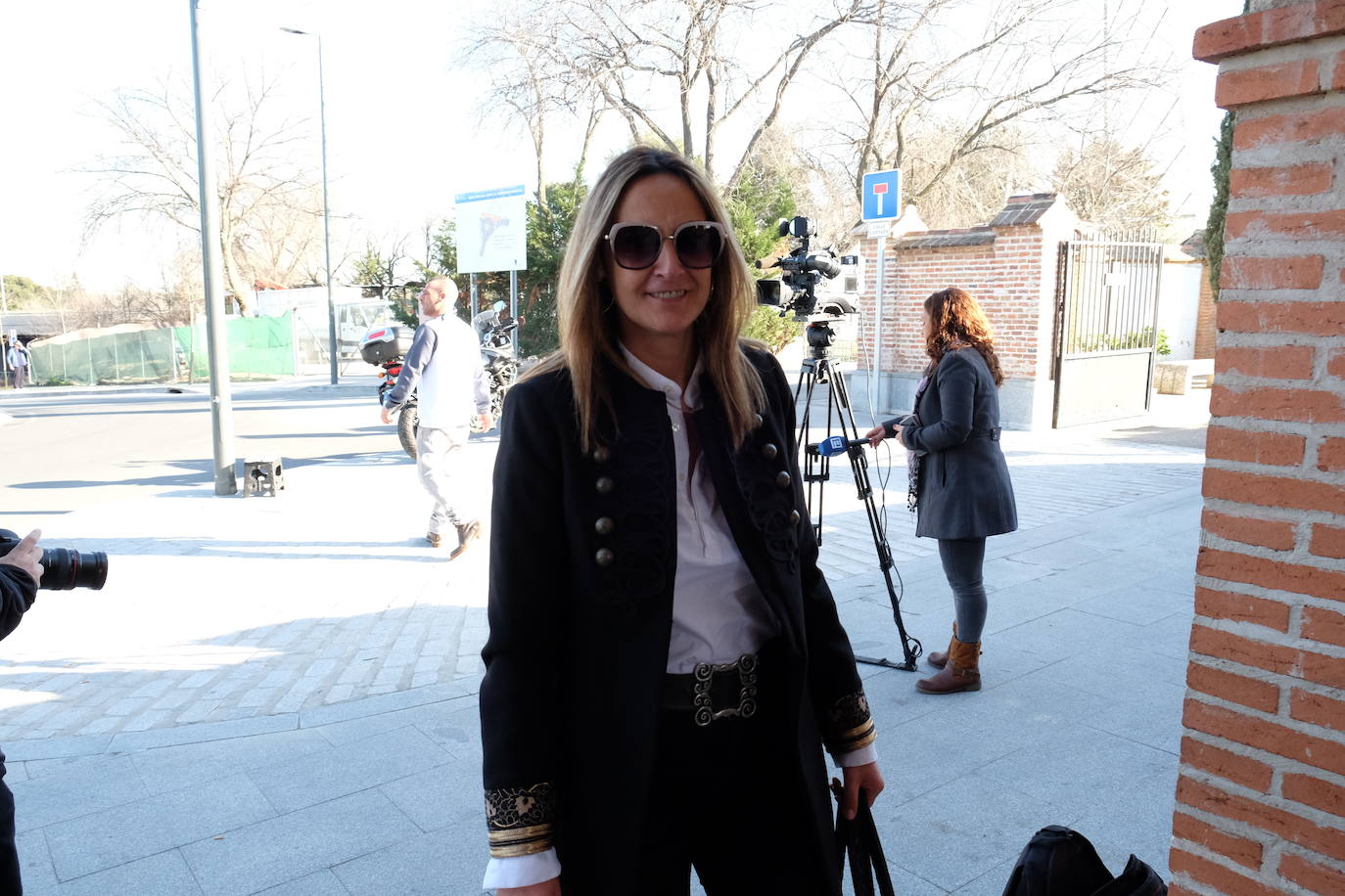 Personalidades como el expresidente del Gobierno Felipe González y el ministro de Agricultura, Luis Planas, y rostros conocidos de la política y la sociedad asturiana como la alcaldesa de Avilés, Mariví Monteserín, y el padre Ángel, arroparon a la familia del exministro Fernando Morán en su capilla ardiente, instalada en el tanatorio de Pozuelo de Alarcón, en Madrid. 