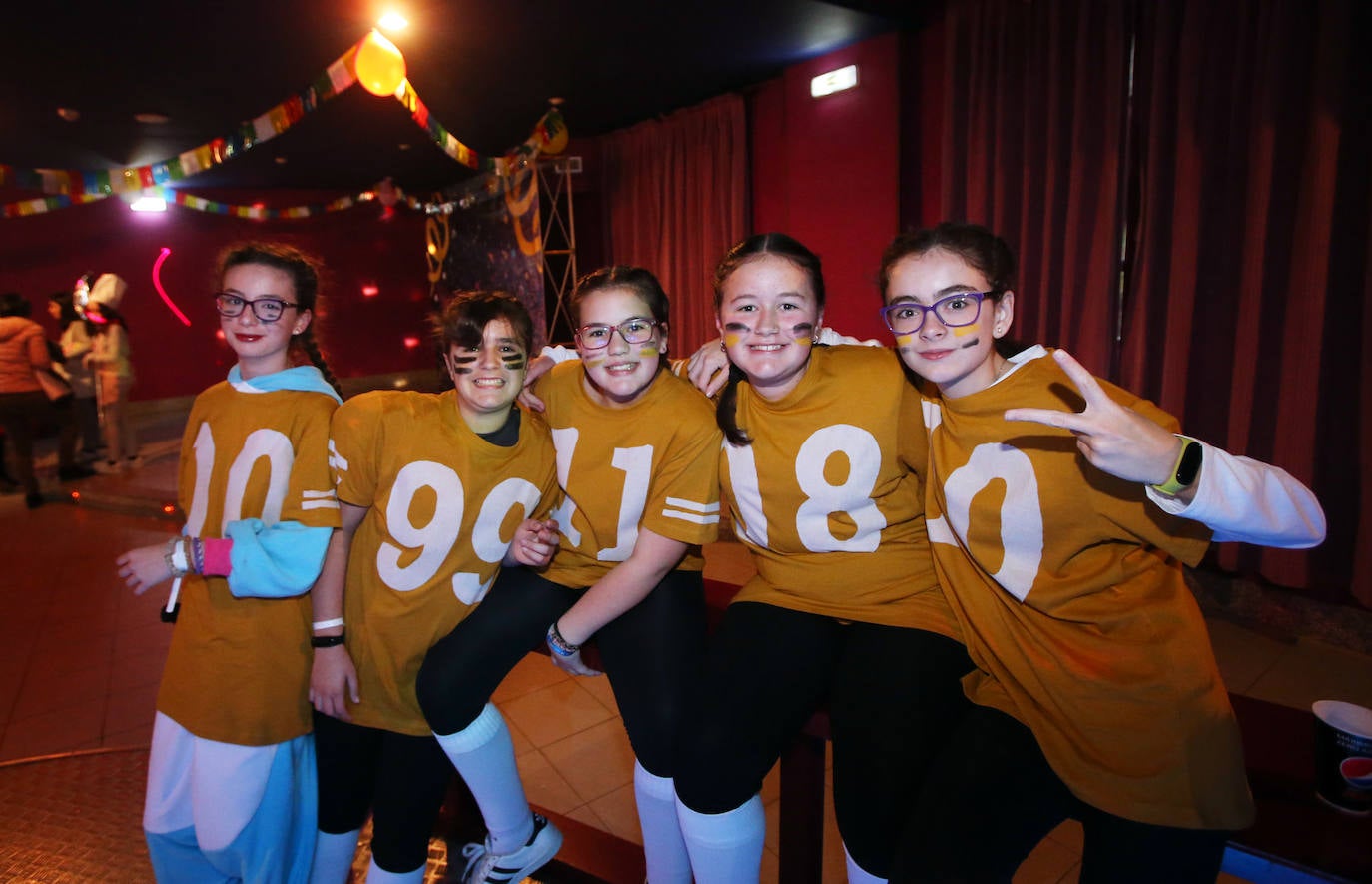 El Centro Asturiano ha celebrado este viernes la fiesta junior del carnaval, en la que han participado chicos de entre 11 y 15 años, quienes han podido participar en el concurso de disfraces y de hasta un 'escape room' 