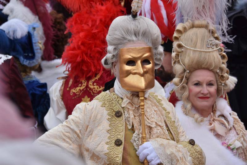 La ciudad italiana de Venecia celebra uno de los carnavales más prestigiosos de Europa. El 'Vuelo del ángel' da el pistoletazo de salida a varios días de fiesta.