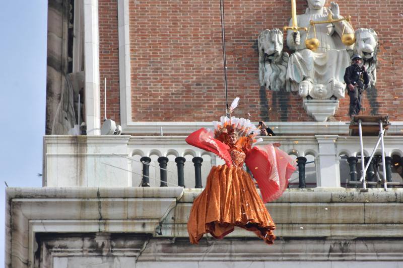 La ciudad italiana de Venecia celebra uno de los carnavales más prestigiosos de Europa. El 'Vuelo del ángel' da el pistoletazo de salida a varios días de fiesta.