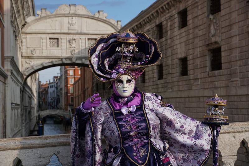 La ciudad italiana de Venecia celebra uno de los carnavales más prestigiosos de Europa. El 'Vuelo del ángel' da el pistoletazo de salida a varios días de fiesta.