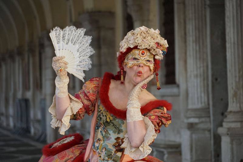 La ciudad italiana de Venecia celebra uno de los carnavales más prestigiosos de Europa. El 'Vuelo del ángel' da el pistoletazo de salida a varios días de fiesta.