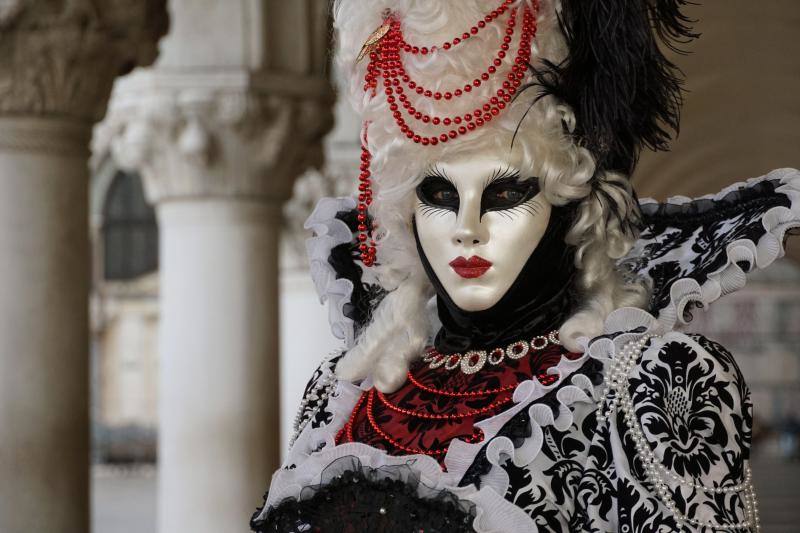 La ciudad italiana de Venecia celebra uno de los carnavales más prestigiosos de Europa. El 'Vuelo del ángel' da el pistoletazo de salida a varios días de fiesta.