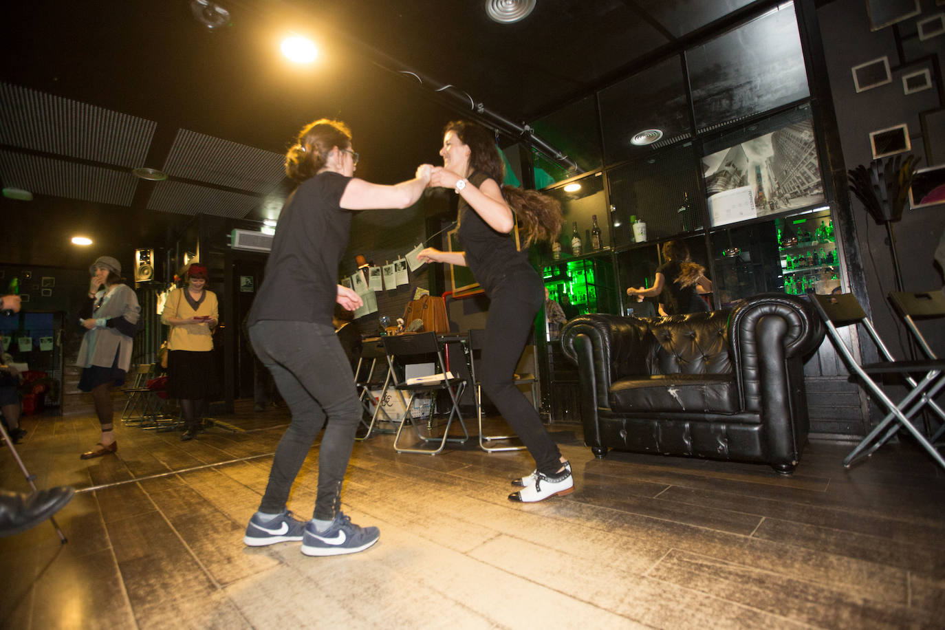 Las comadres prenden el antroxu en Avilés