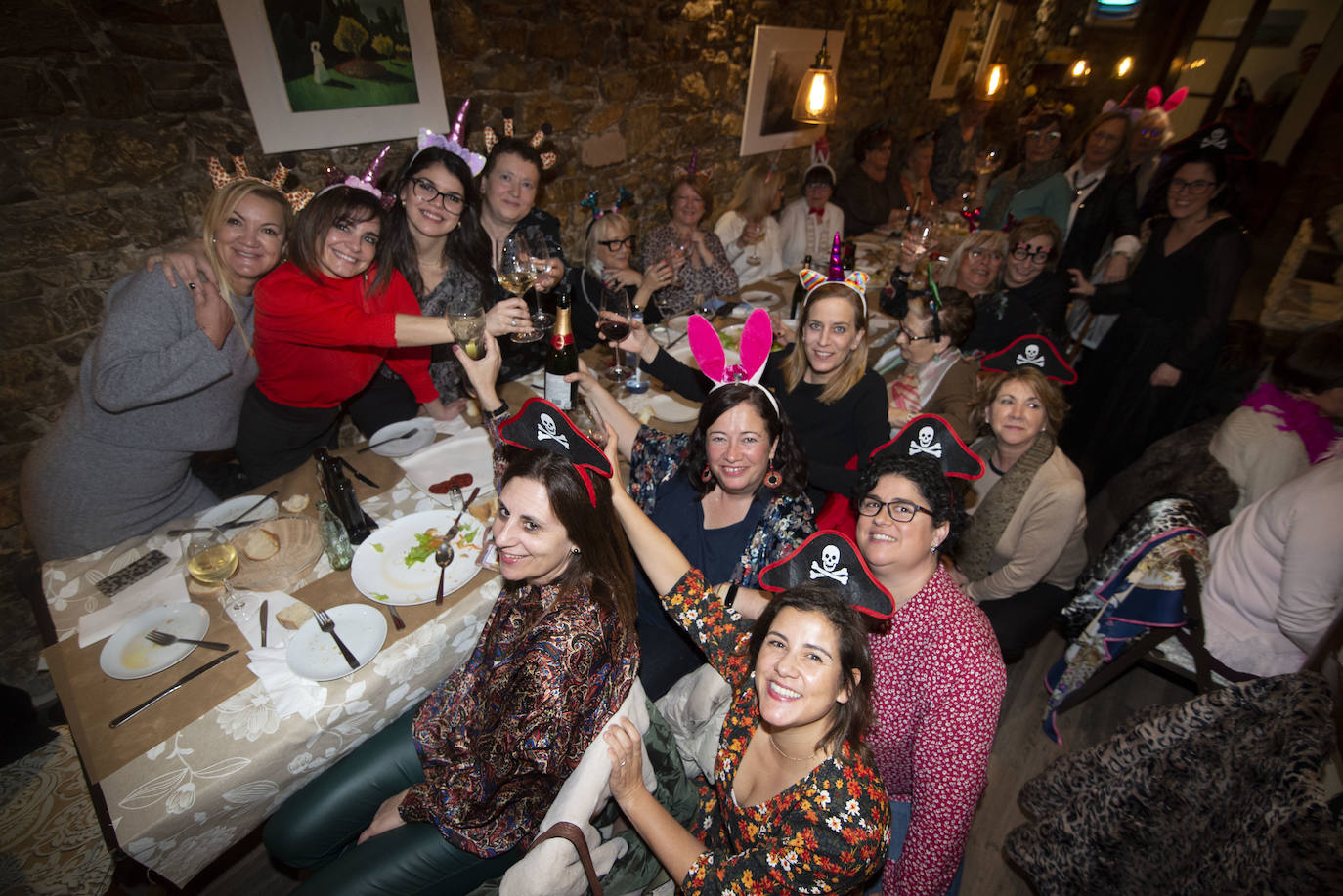 Las comadres prenden el antroxu en Avilés