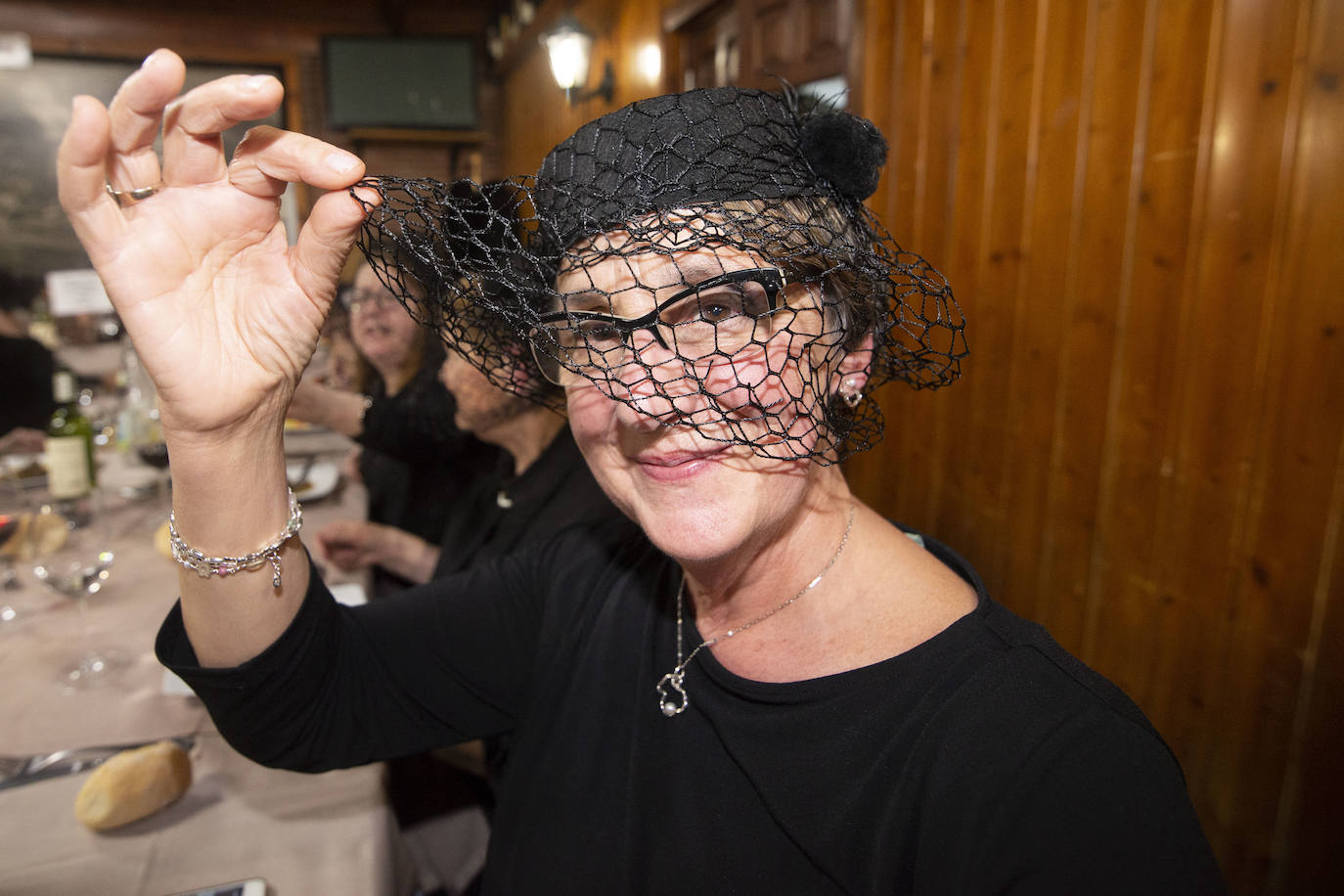 Las comadres prenden el antroxu en Avilés