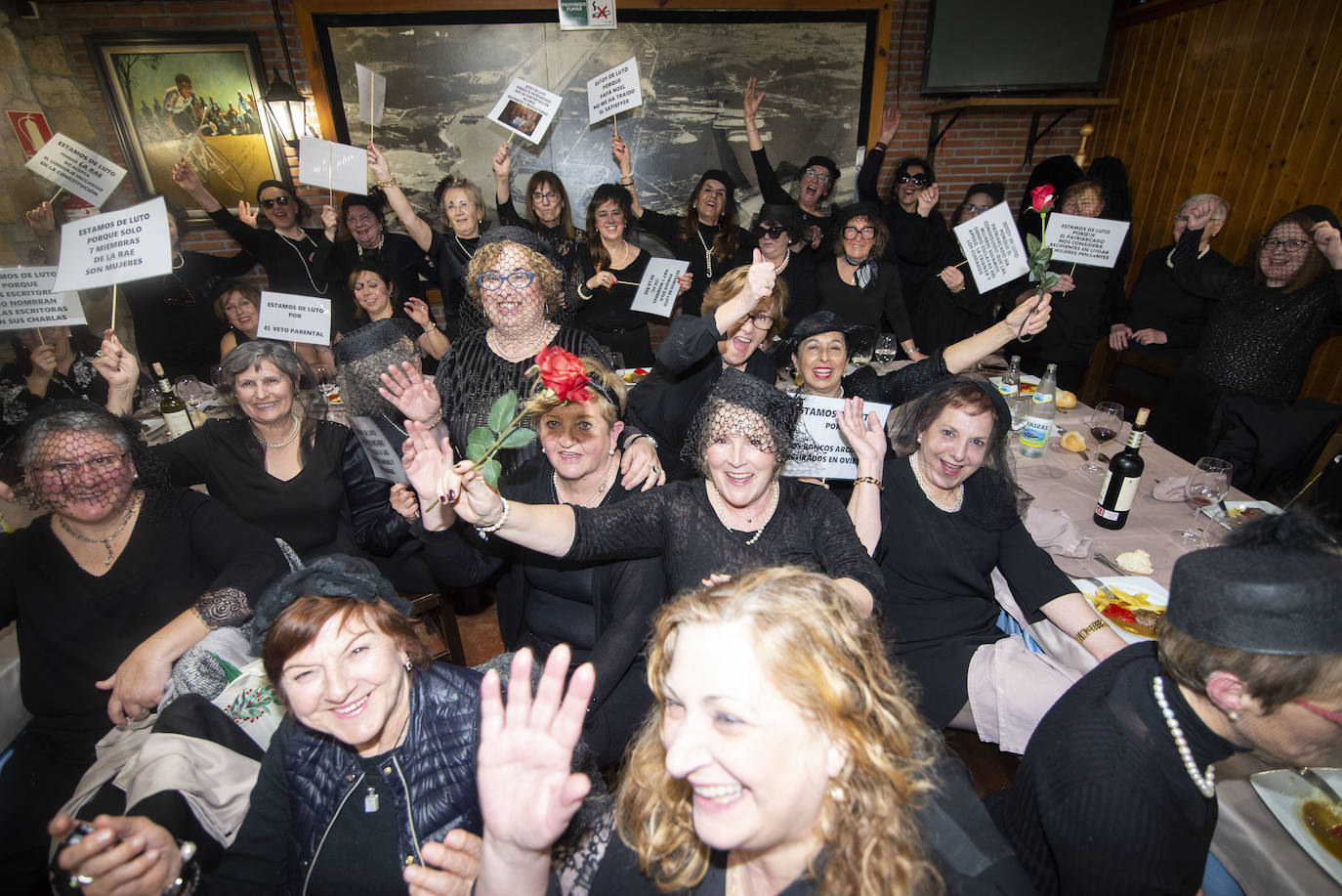 Las comadres prenden el antroxu en Avilés