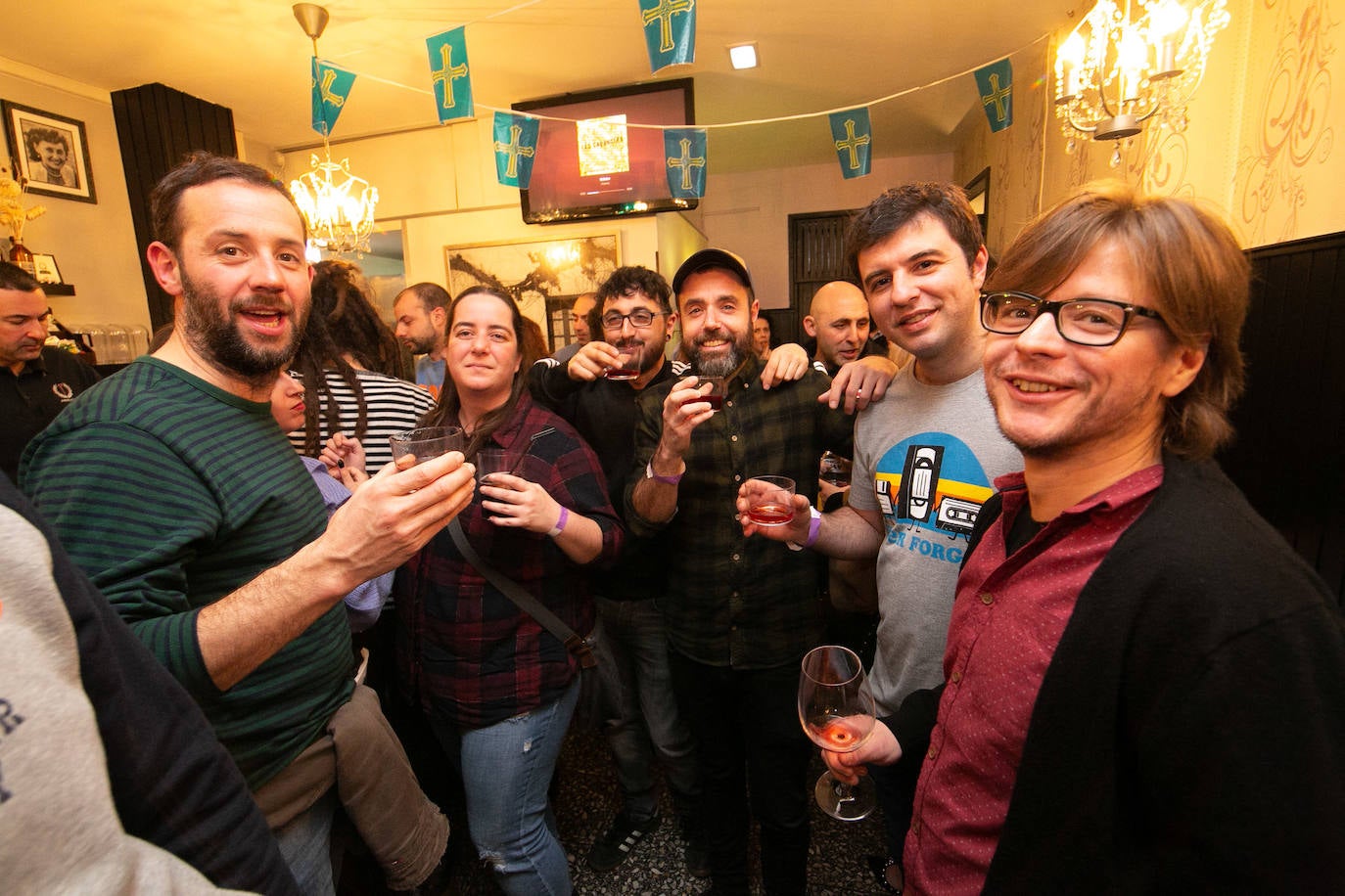 La Pola se llenó, desde el mediodía a la noche, de grupos de amigos para celebrar una fiesta que ya no es exclusiva de las mujeres