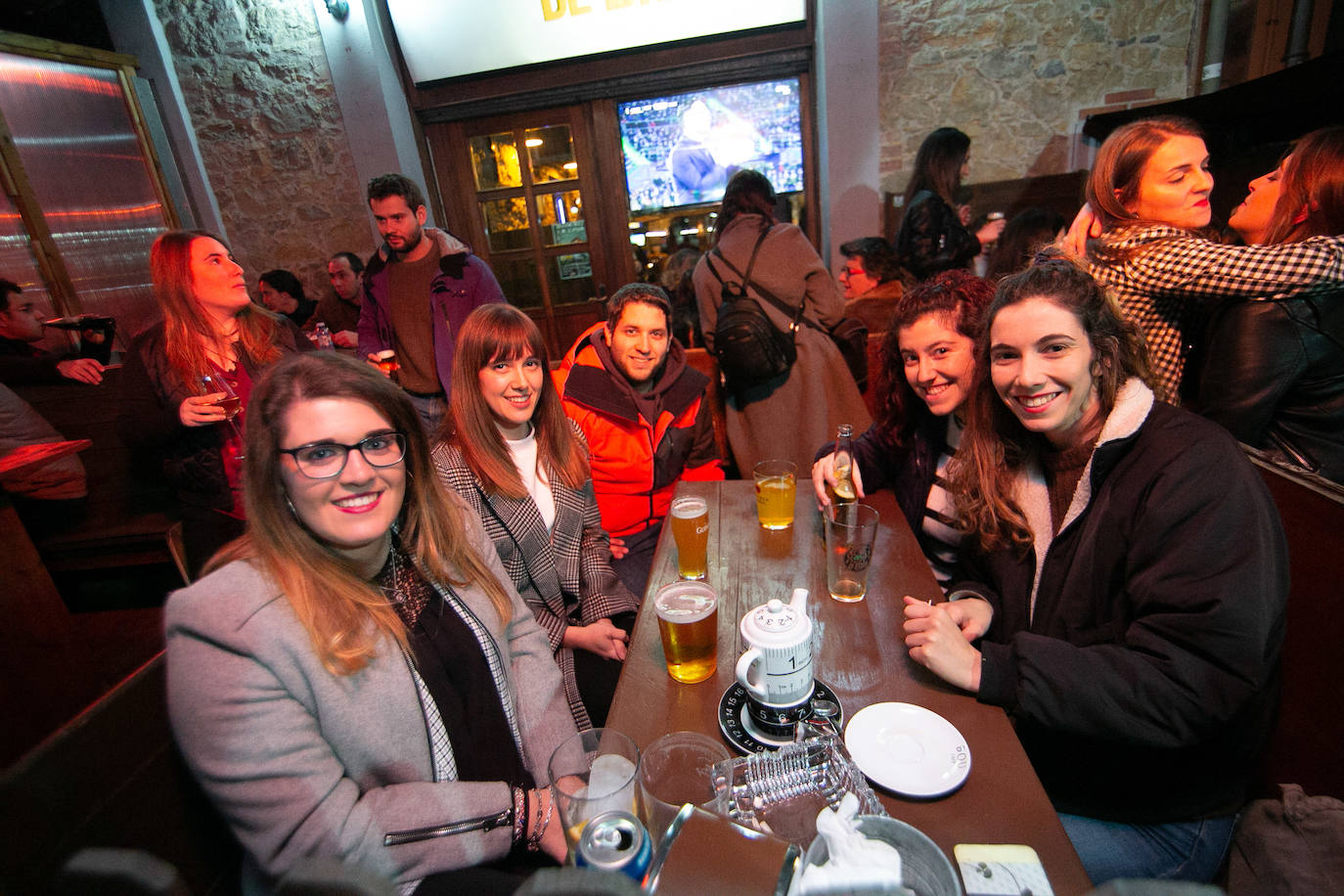 La Pola se llenó, desde el mediodía a la noche, de grupos de amigos para celebrar una fiesta que ya no es exclusiva de las mujeres