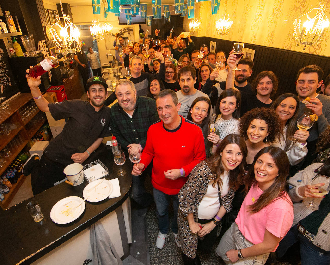 La Pola se llenó, desde el mediodía a la noche, de grupos de amigos para celebrar una fiesta que ya no es exclusiva de las mujeres