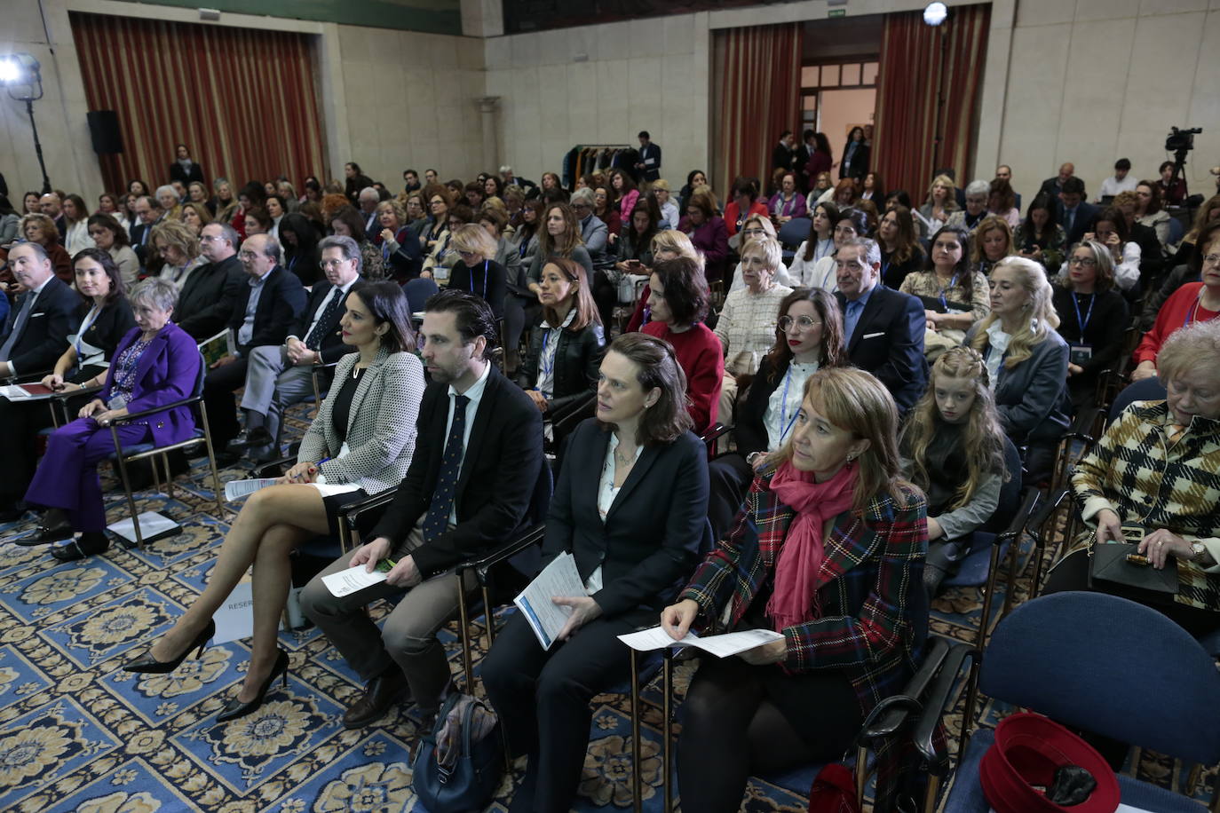  La capital del Principado ha acogido este viernes el Congreso de Empresarias y Directivas del Atlántico. En la inauguración han participado la vicepresidenta segunda del Congreso de los Diputados, Ana Pastor, y la presidenta de Adif, Isabel Pardo de Vera.