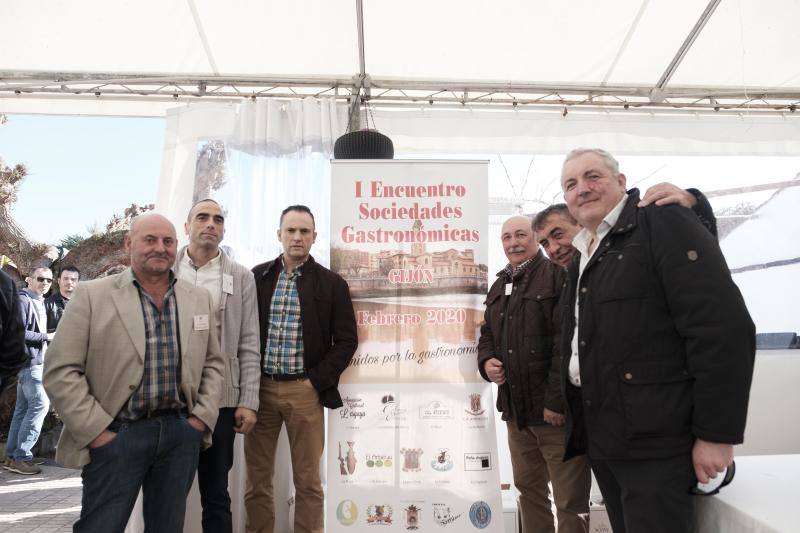 Decenas de personas se dieron cita este viernes en el I Encuentro de Sociedades gastronómicas de Gijón. Lo hicieron en torno a la mesa en El Faro del Piles. La Fartura