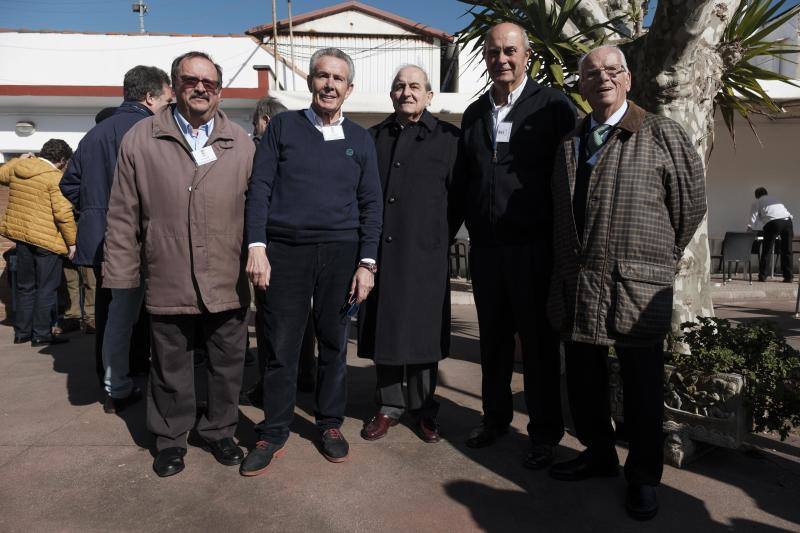 Decenas de personas se dieron cita este viernes en el I Encuentro de Sociedades gastronómicas de Gijón. Lo hicieron en torno a la mesa en El Faro del Piles. Peña el Llar.