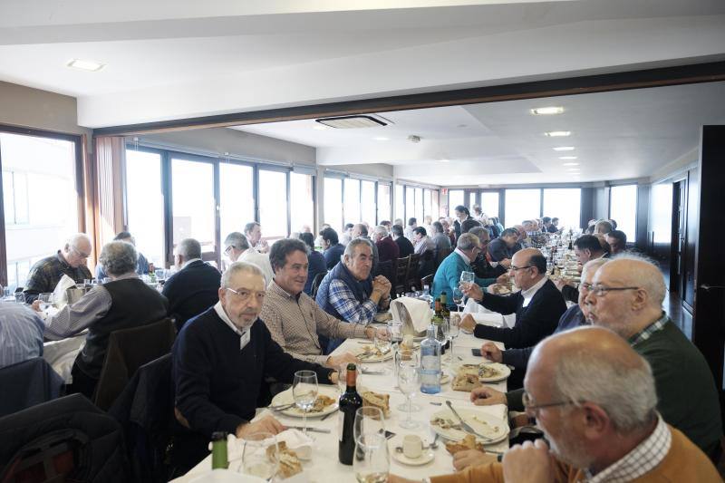 Decenas de personas se dieron cita este viernes en el I Encuentro de Sociedades gastronómicas de Gijón. Lo hicieron en torno a la mesa en El Faro del Piles. 