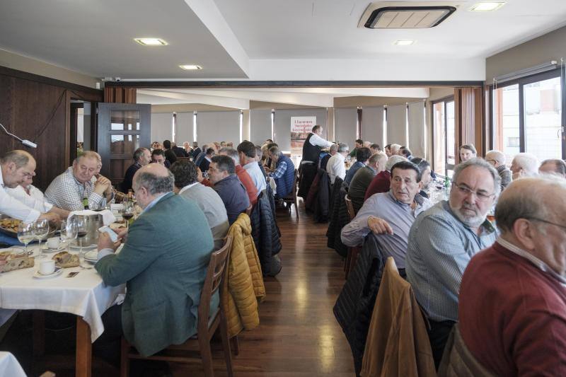 Decenas de personas se dieron cita este viernes en el I Encuentro de Sociedades gastronómicas de Gijón. Lo hicieron en torno a la mesa en El Faro del Piles. 