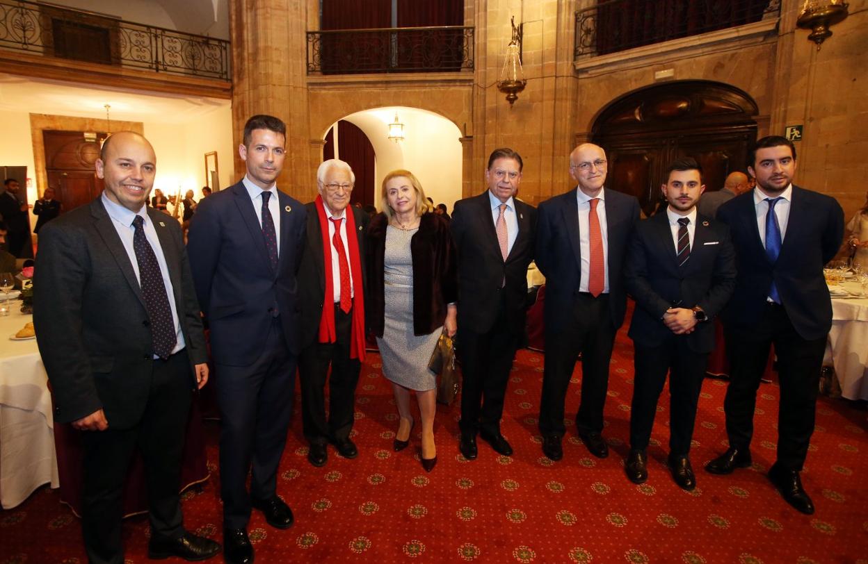 Sergio Mella, Sancho Michell, el padre Ángel, Marta Suárez, Alfredo Canteli, Ramón Durán, Carlos Valle y Santiago Estrada Azcona antes del inicio de la cena en el Reconquista. 