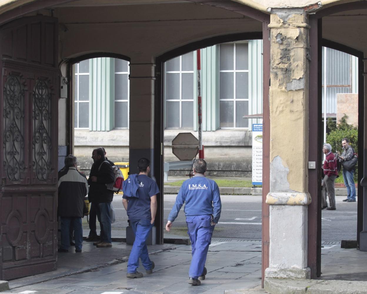 Trabajadores de la fábrica de armas de Trubia entrando a la factoría. 