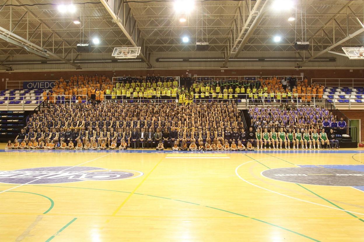 Foto de familia de todas las categorías que componen la familia del Liberbank Oviedo Baloncesto. 