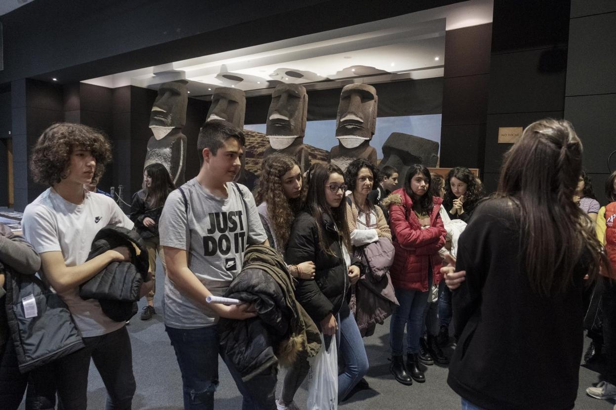 Las esculturas gigantes de la Isla de Pascua parecen observar a los visitantes de la exposición, en este caso los alumnos del Instituto Doctor Fleming. 