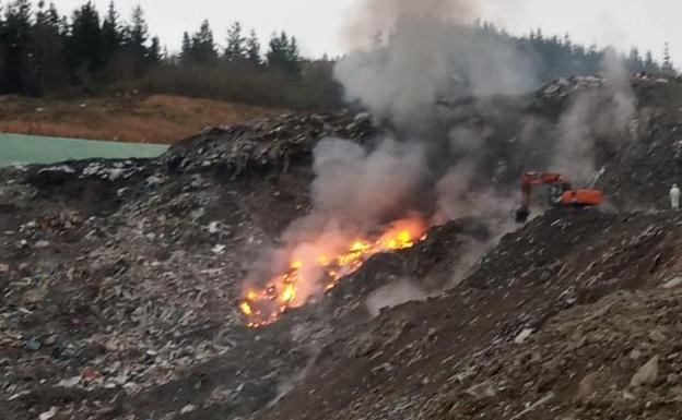 El fuego se ha reavidado durante la noche. 