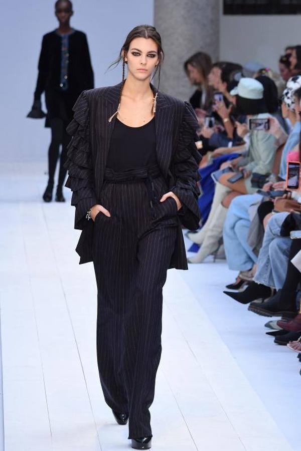 Max Mara acaba de presentar sus nuevas propuestas en la Milan Fashion Week de cara a la temporada otoño-invierno 2020-2021. Un desfile en el que han triunfado los colores grises, el blanco y el camel y en el que su director creativo, Ian Griffiths, ha preferido apostar por la simplicidad, las siluetas limpias y las líneas puras. ¿El resultado? Estilismos minimalistas y marcados por la sobriedad en los que las hombreras, las prendas oversize, los drapeados, los volantes y las estructuras armadas también han sido las tendencias estrella.