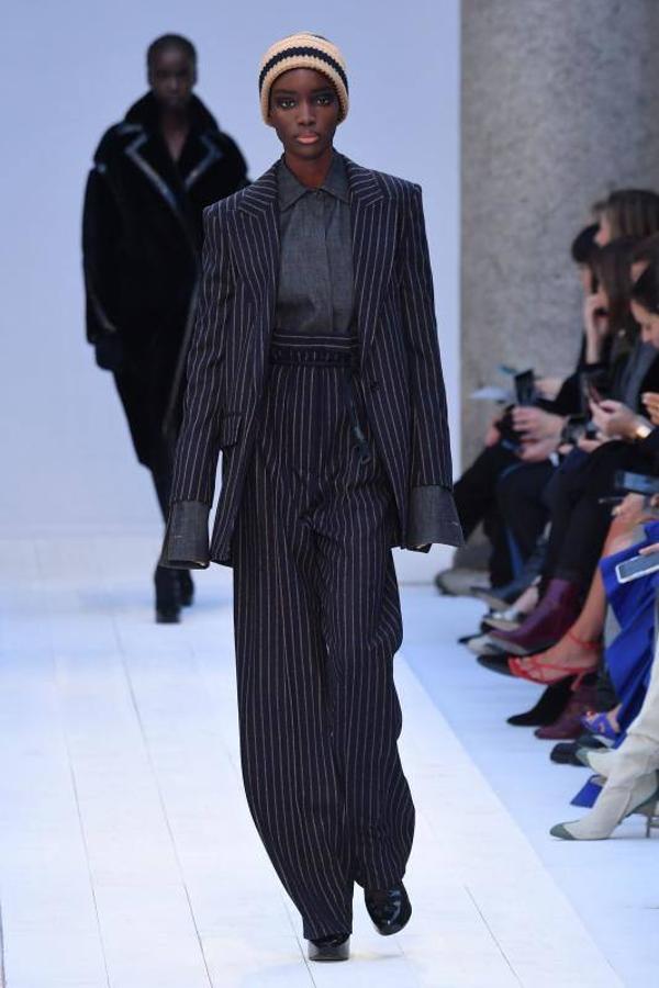 Max Mara acaba de presentar sus nuevas propuestas en la Milan Fashion Week de cara a la temporada otoño-invierno 2020-2021. Un desfile en el que han triunfado los colores grises, el blanco y el camel y en el que su director creativo, Ian Griffiths, ha preferido apostar por la simplicidad, las siluetas limpias y las líneas puras. ¿El resultado? Estilismos minimalistas y marcados por la sobriedad en los que las hombreras, las prendas oversize, los drapeados, los volantes y las estructuras armadas también han sido las tendencias estrella.