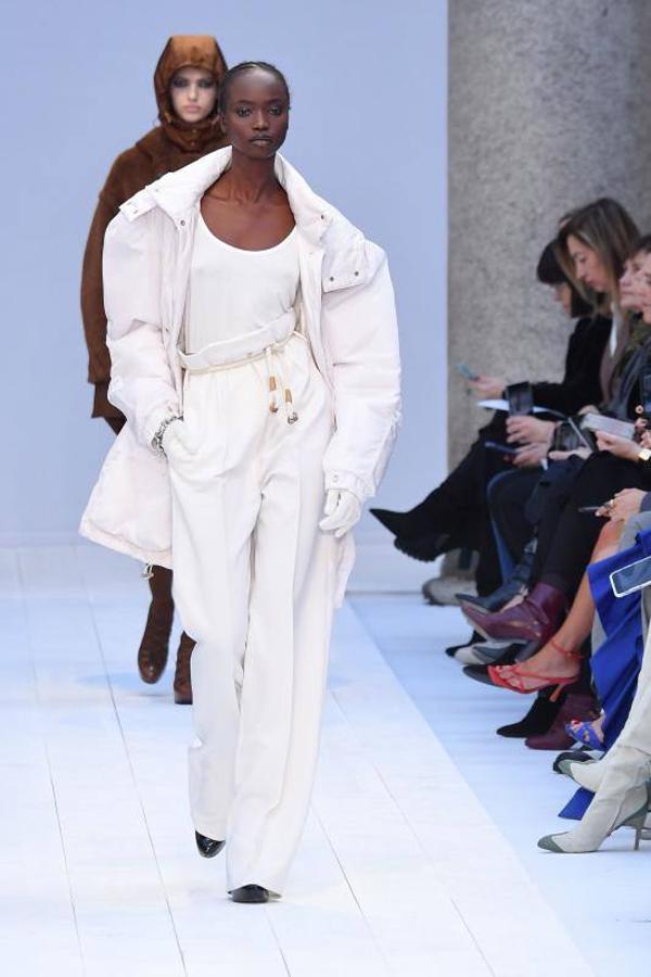 Max Mara acaba de presentar sus nuevas propuestas en la Milan Fashion Week de cara a la temporada otoño-invierno 2020-2021. Un desfile en el que han triunfado los colores grises, el blanco y el camel y en el que su director creativo, Ian Griffiths, ha preferido apostar por la simplicidad, las siluetas limpias y las líneas puras. ¿El resultado? Estilismos minimalistas y marcados por la sobriedad en los que las hombreras, las prendas oversize, los drapeados, los volantes y las estructuras armadas también han sido las tendencias estrella.