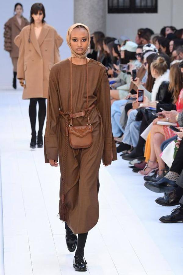 Max Mara acaba de presentar sus nuevas propuestas en la Milan Fashion Week de cara a la temporada otoño-invierno 2020-2021. Un desfile en el que han triunfado los colores grises, el blanco y el camel y en el que su director creativo, Ian Griffiths, ha preferido apostar por la simplicidad, las siluetas limpias y las líneas puras. ¿El resultado? Estilismos minimalistas y marcados por la sobriedad en los que las hombreras, las prendas oversize, los drapeados, los volantes y las estructuras armadas también han sido las tendencias estrella.