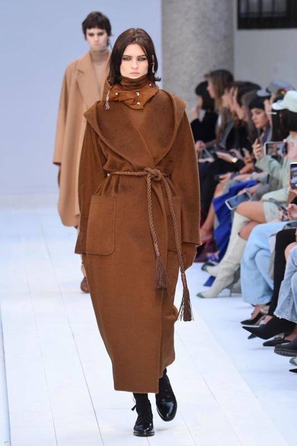 Max Mara acaba de presentar sus nuevas propuestas en la Milan Fashion Week de cara a la temporada otoño-invierno 2020-2021. Un desfile en el que han triunfado los colores grises, el blanco y el camel y en el que su director creativo, Ian Griffiths, ha preferido apostar por la simplicidad, las siluetas limpias y las líneas puras. ¿El resultado? Estilismos minimalistas y marcados por la sobriedad en los que las hombreras, las prendas oversize, los drapeados, los volantes y las estructuras armadas también han sido las tendencias estrella.