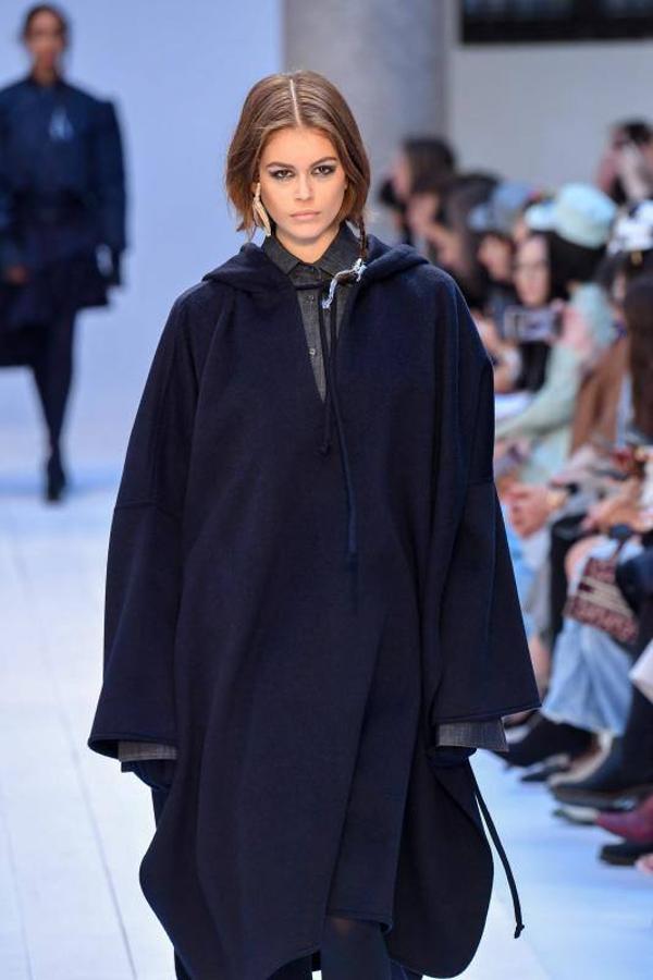 Max Mara acaba de presentar sus nuevas propuestas en la Milan Fashion Week de cara a la temporada otoño-invierno 2020-2021. Un desfile en el que han triunfado los colores grises, el blanco y el camel y en el que su director creativo, Ian Griffiths, ha preferido apostar por la simplicidad, las siluetas limpias y las líneas puras. ¿El resultado? Estilismos minimalistas y marcados por la sobriedad en los que las hombreras, las prendas oversize, los drapeados, los volantes y las estructuras armadas también han sido las tendencias estrella.
