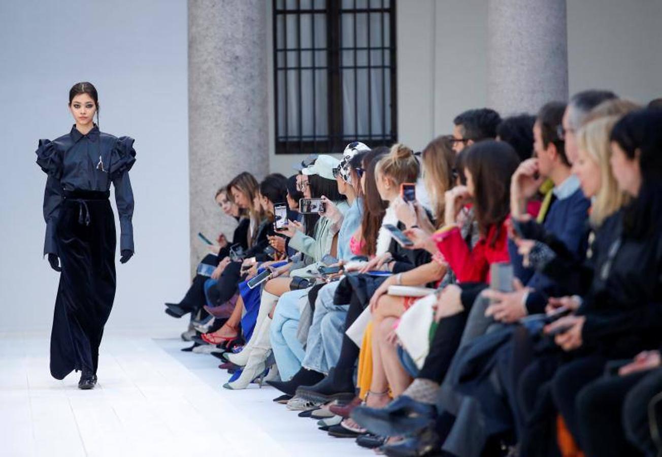 Max Mara acaba de presentar sus nuevas propuestas en la Milan Fashion Week de cara a la temporada otoño-invierno 2020-2021. Un desfile en el que han triunfado los colores grises, el blanco y el camel y en el que su director creativo, Ian Griffiths, ha preferido apostar por la simplicidad, las siluetas limpias y las líneas puras. ¿El resultado? Estilismos minimalistas y marcados por la sobriedad en los que las hombreras, las prendas oversize, los drapeados, los volantes y las estructuras armadas también han sido las tendencias estrella.