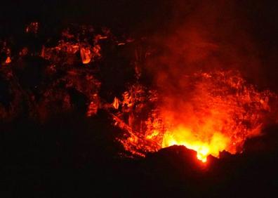 Imagen secundaria 1 - Se reaviva el fuego en el vertedero de Zaldibar