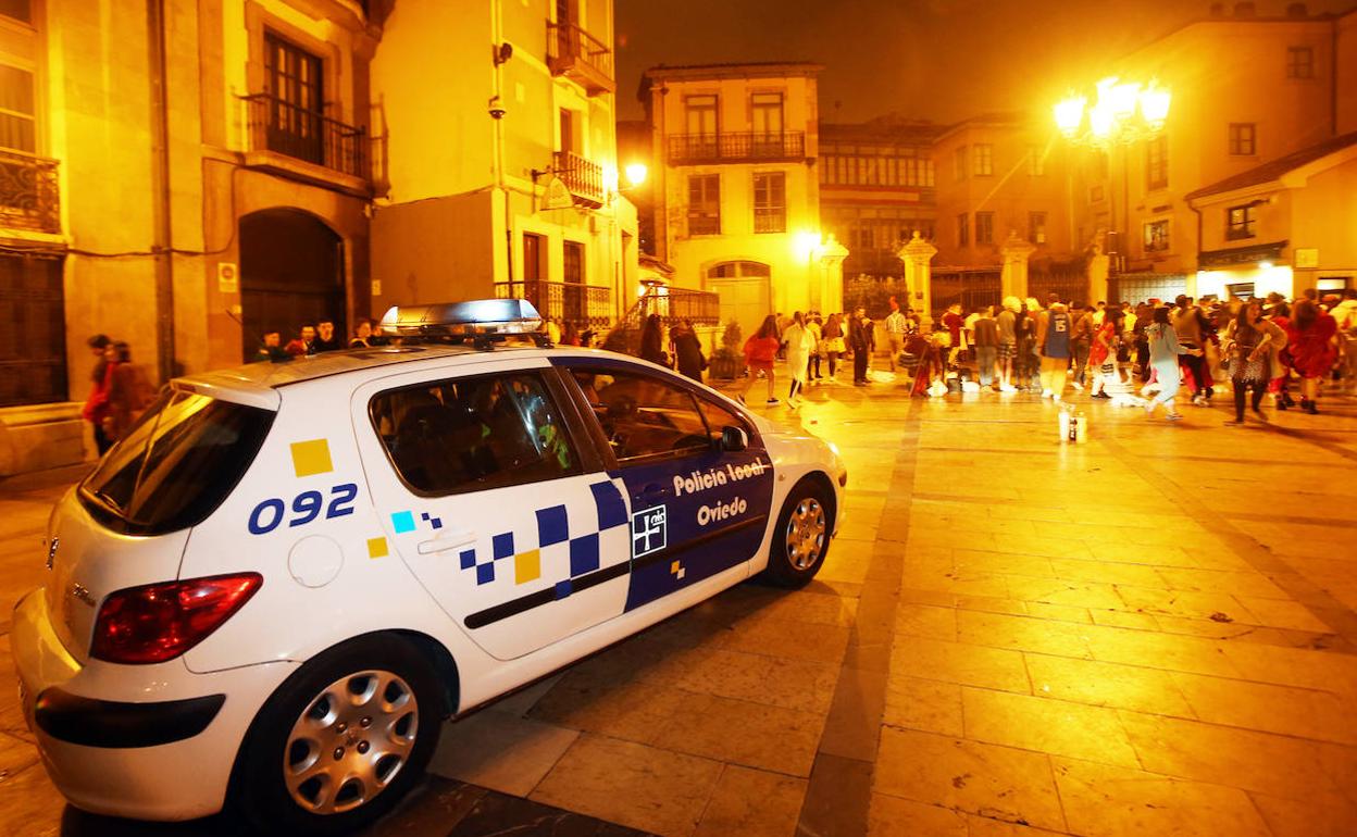 Un coche de la Policía Local en el barrio antiguo de Oviedo durante el pasado Antroxu. 