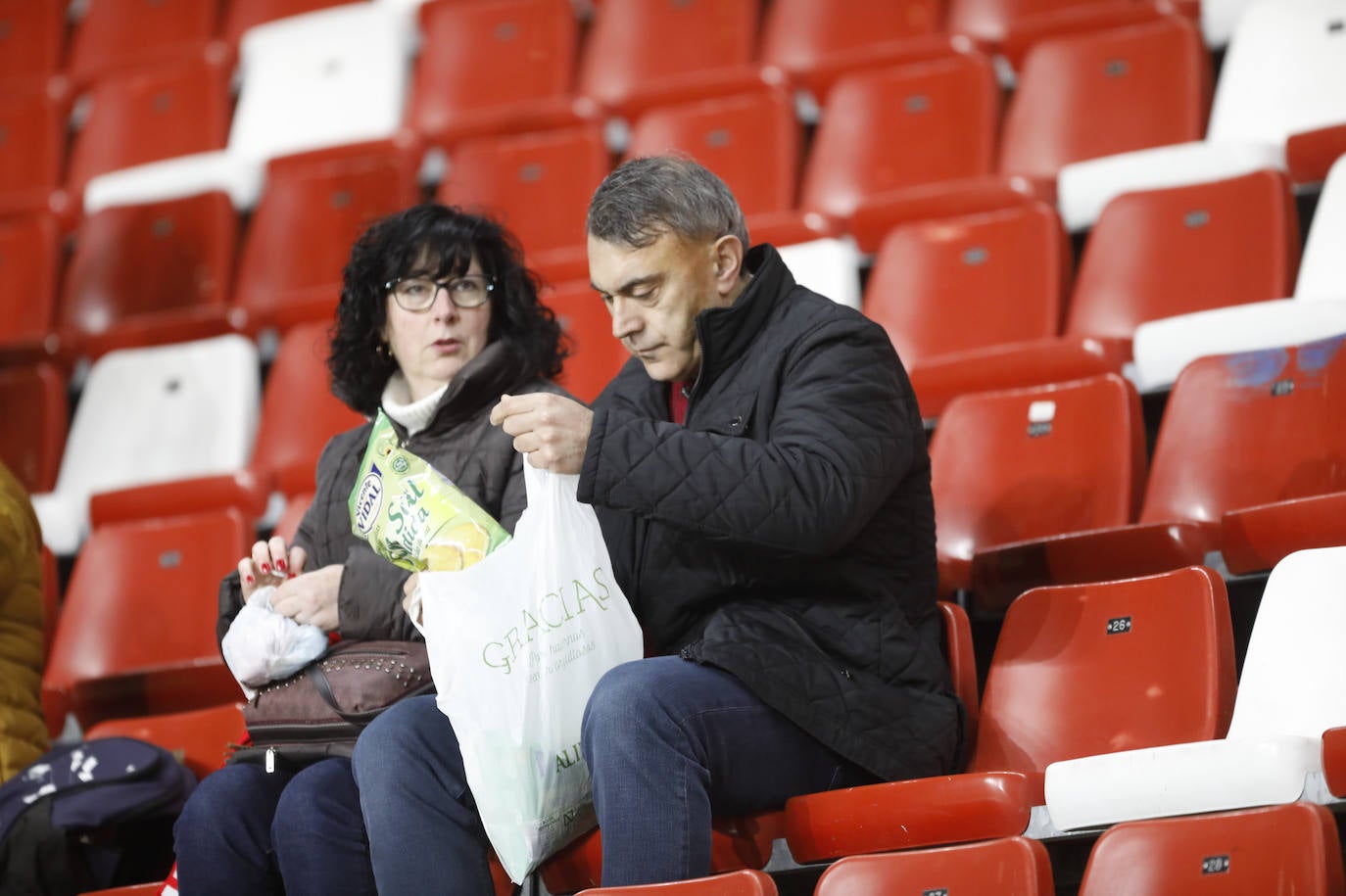 Fotos: ¿Estuviste en el Sporting - Cádiz? ¡Búscate!