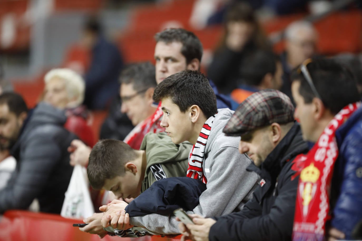 Fotos: ¿Estuviste en el Sporting - Cádiz? ¡Búscate!